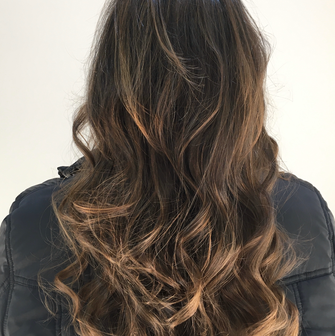 Cabelo longo com cachos e luzes feito no Studio Beauty Now