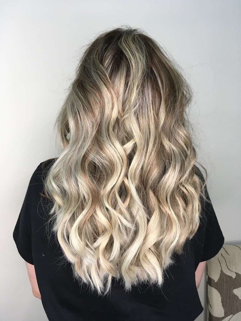 Coloração loira com efeito de luzes em cabelo longo no Studio Beauty Now