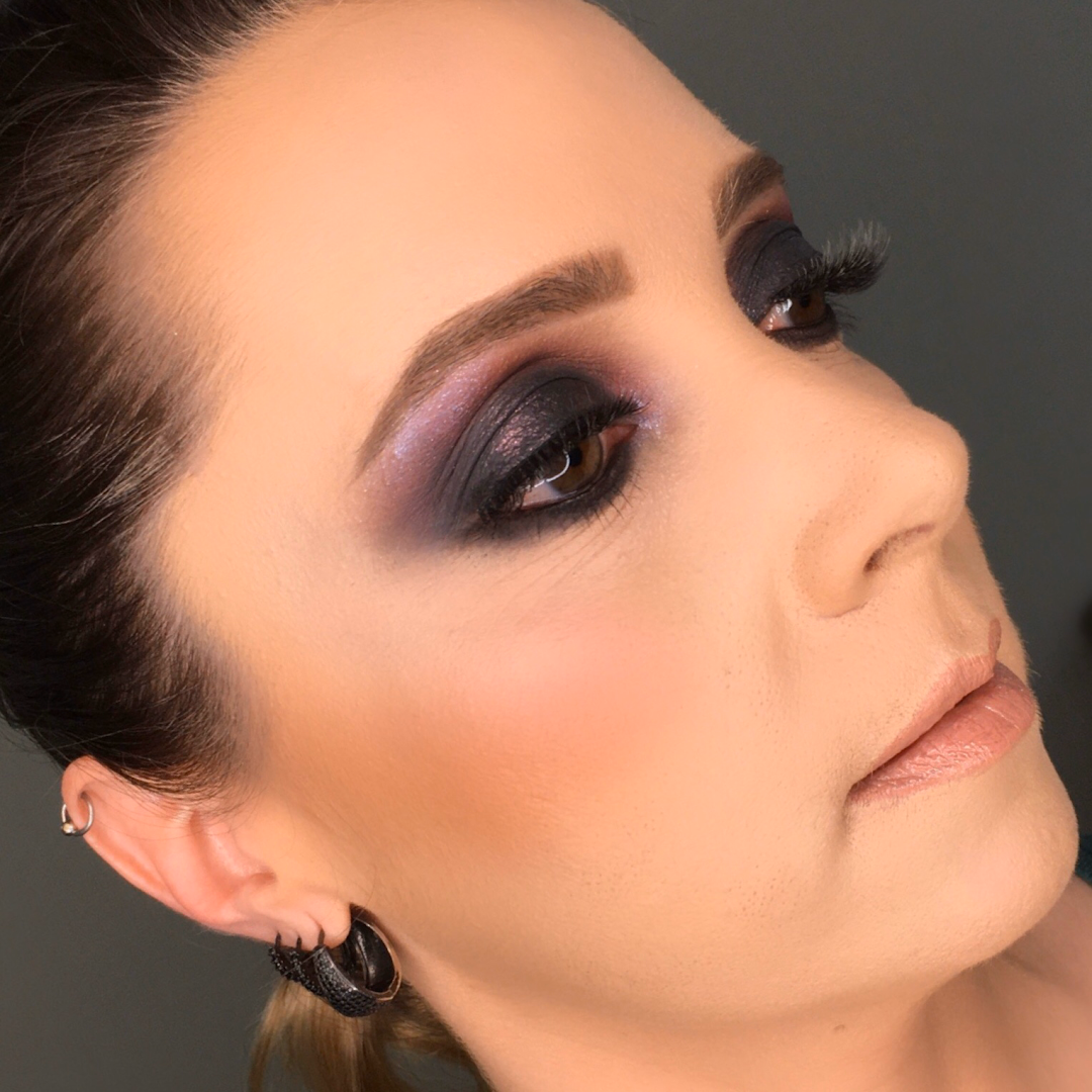 Maquiagem de olhos esfumada em tom escuro feita no Studio Beauty Now