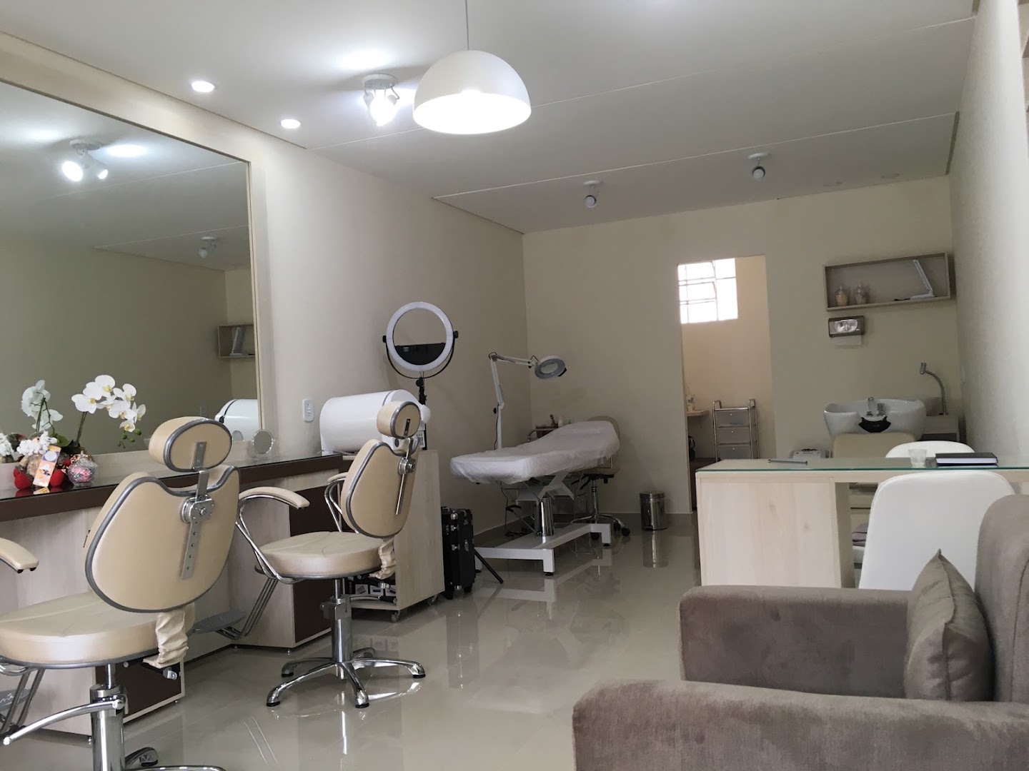 Studio Beauty Now com poltronas, espelho e área de espera